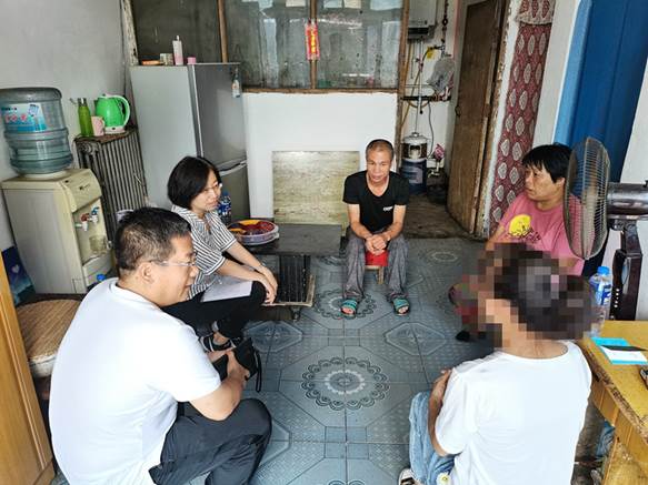 说明: 与员工家长进行座谈