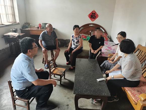 说明: 深入员工家庭进行走访